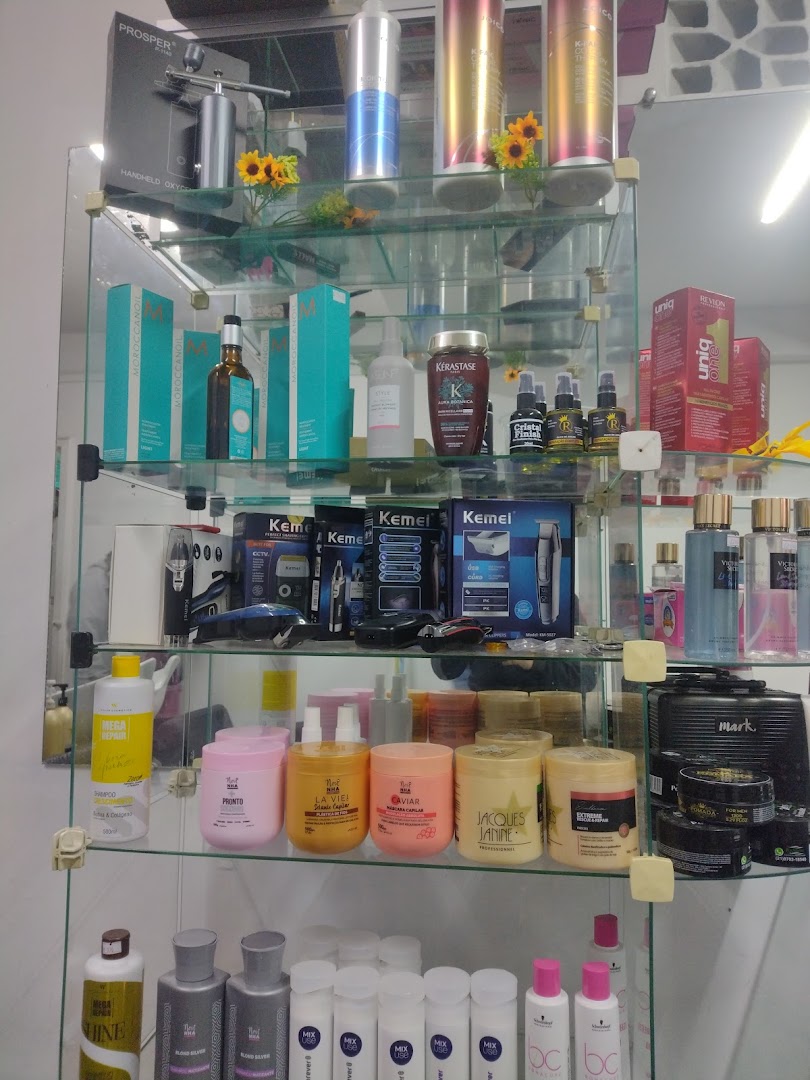 Prateleira com produtos profissionais usados na Walter Cabeleireiros