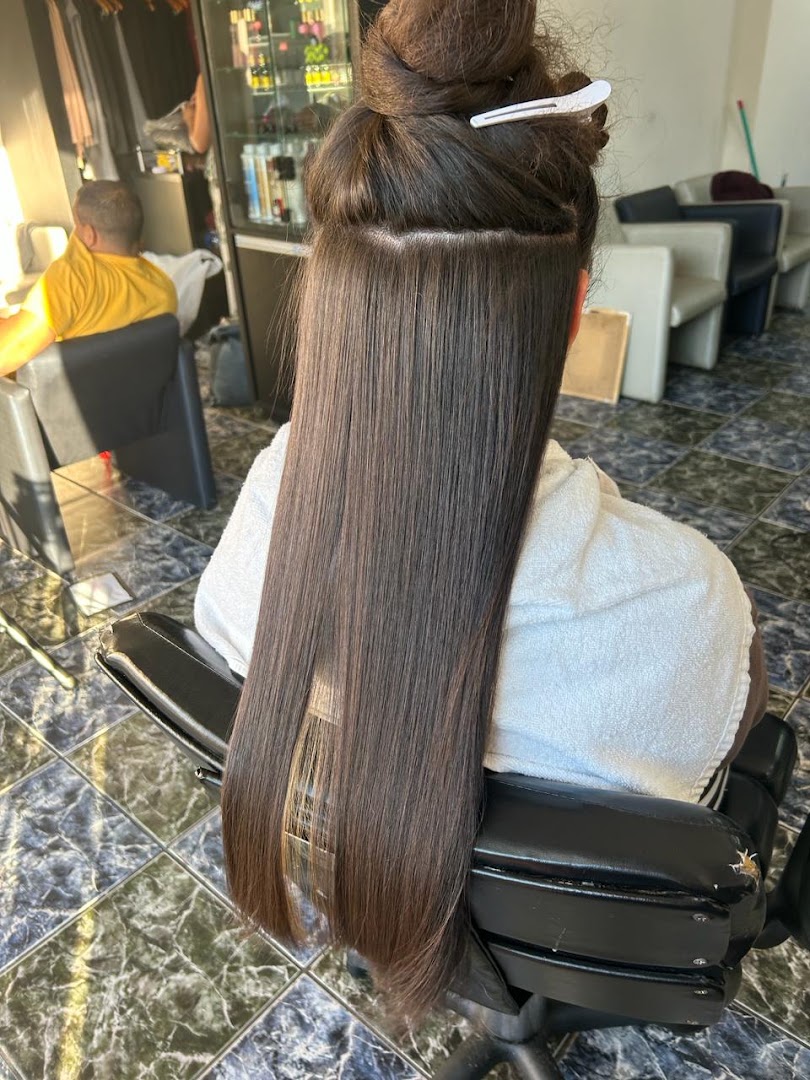 Cabelo liso e alinhado durante atendimento na Walter Cabeleireiros, no Cajuru